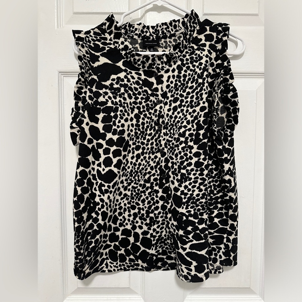 Who what wear black and white ruffle sleeve blouse top medium